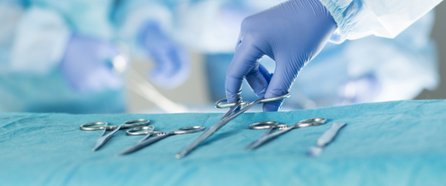 Lekarz oglądający RTG płuc.