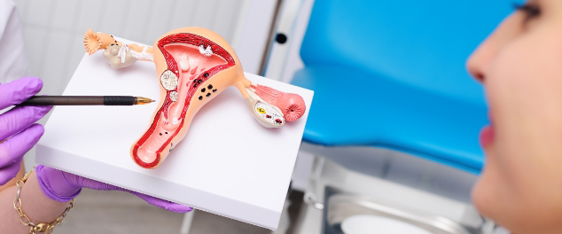 Lekarz oglądający RTG płuc.