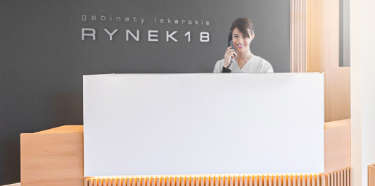 Pani recepcjonistka za ladą