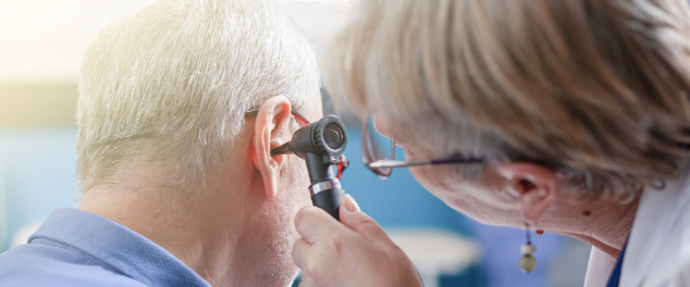 Lekarz oglądający RTG płuc.