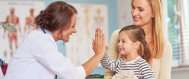 Lekarz oglądający RTG płuc.